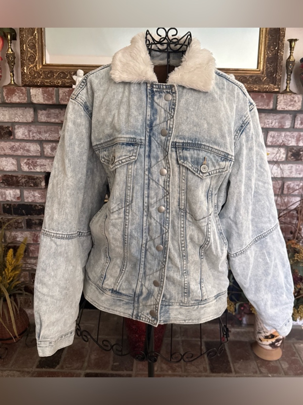American Eagle Women’s Faux Fur Lined Trucker Jean Jacket Small Blue Acid Wash
